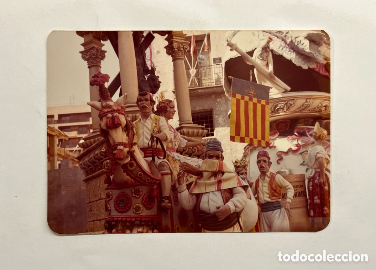 Fotografia antica: FALLAS VALENCIA. Fotograf&iacute;a Detalle de una falla.. callejeando la ciudad C&aacute;mara en mano (h.1980?)