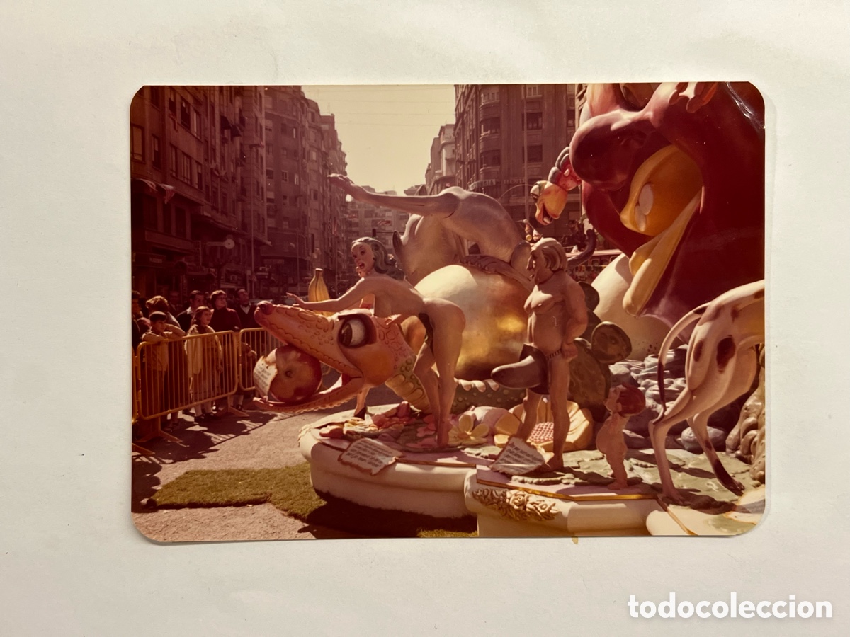 Fotografia antica: FALLAS VALENCIA. Fotograf&iacute;a Detalle de una falla.. callejeando la ciudad C&aacute;mara en mano (h.1980?)