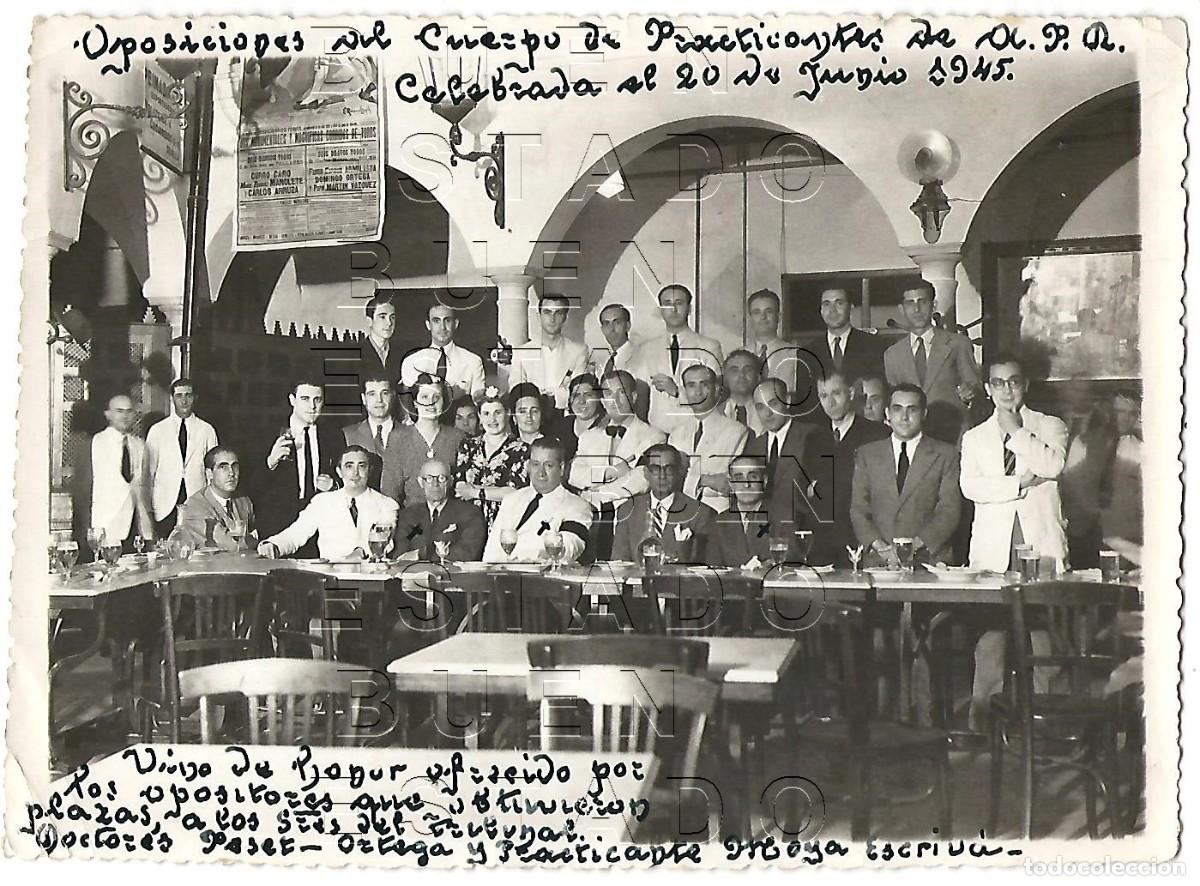 Fotograf&iacute;a antigua: SEVILLA 1945 PRACTICANTES OPOSICIONES CON MIEMBROS DEL TRIBUNAL FOTOGRAFIA UNICA 17X12 M56