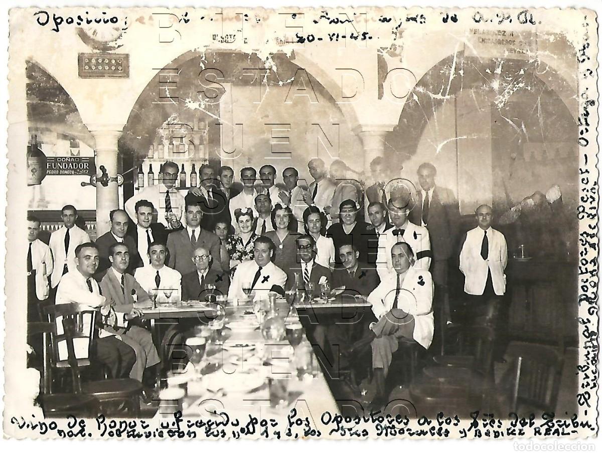 Fotograf&iacute;a antigua: SEVILLA 1945 PRACTICANTES OPOSICIONES CON MIEMBROS DEL TRIBUNAL FOTOGRAFIA UNICA 17X12 M56
