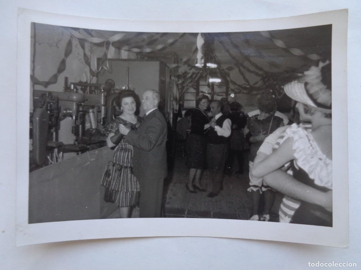 Fotografia antica: FOTO DE GENTE BAILANDO EN UNA FIESTA