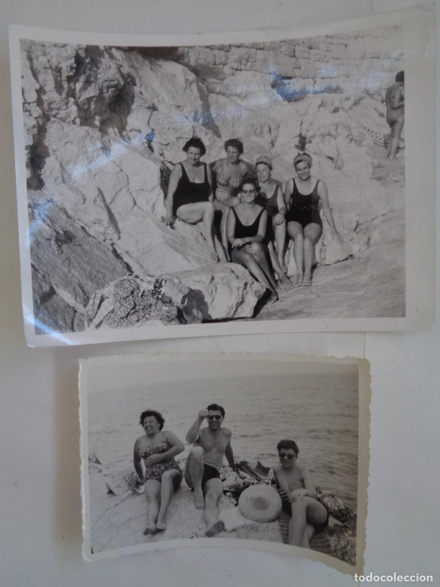 Fotografia antica: LOTE DE 2 FOTOS DE GENTE EN BA&Ntilde;ADOR EN LA PLAYA