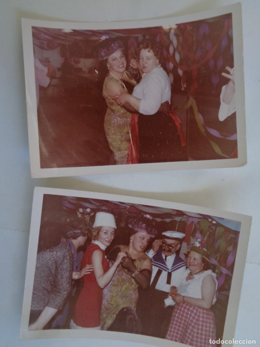Alte Fotografie: LOTE DE 2 FOTOS DE MUJERES BAILANDO SOLAS , DISFRAZADAS , FIESTA , ETC