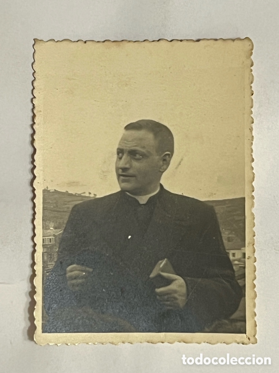Photographie ancienne: SACERDOTE Misal en Mano.. mirando al infinito.. (h.1950?) Med&iacute;das : 6 x 8,5 cm.