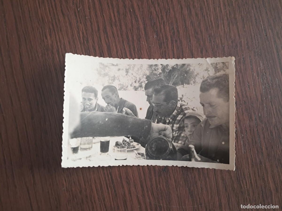 Fotograf&iacute;a antigua: fotograf&iacute;a antigua, personas comiendo.