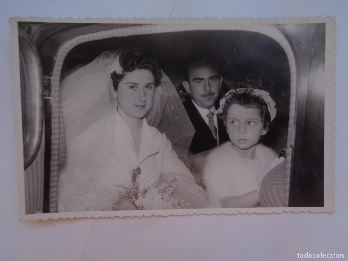 Fotografia antiga: BONITA FOTO DE BODA , NOVIA EN EL COCHE NUPCIAL . DE CRISTOBAL, BAEZA ( JAEN )