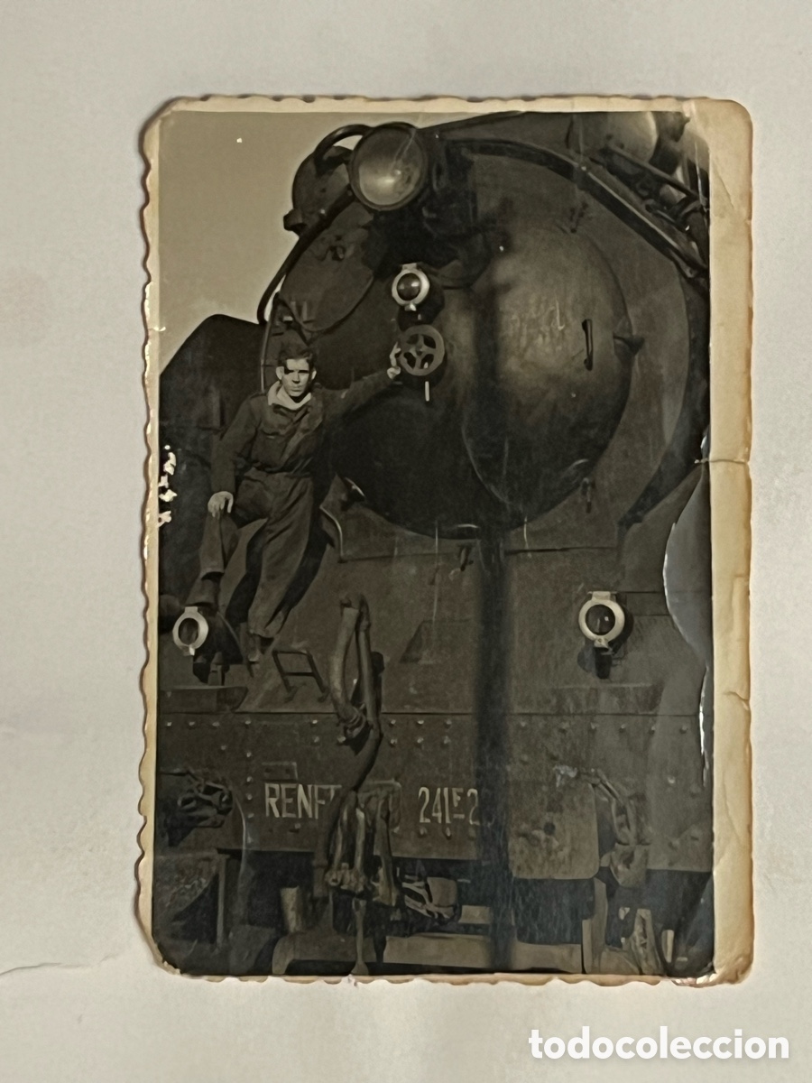 Fotograf&iacute;a antigua: ZARAGOZA. Soldado del cuerpo de Ingenieros. Locomotora RENFE 241F-2&hellip; ? (h.1945?)