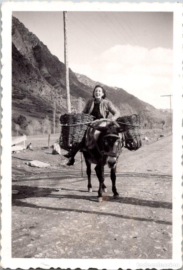 Fotograf&iacute;a antigua: Escal&oacute; -La Guingueta d'&Agrave;neu (Lleida) -04.03.1941-Entretenint la Turista -Peque&ntilde;a Fotograf&iacute;a- 87x59mm