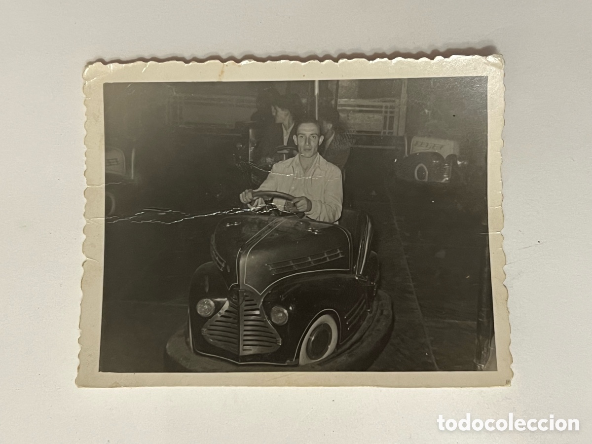Fotografia antiga: OLOT (Girona) Tarde en la Feria en la pista de los Coches de Choque. Foto E, L&oacute;pez (h.1960?)