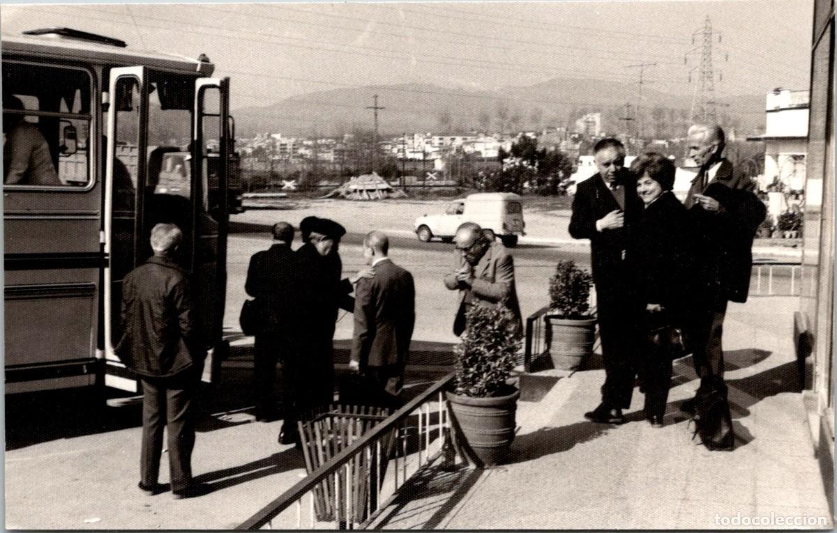 Fotograf&iacute;a antigua: Tordera - Llegada de Excursi&oacute;n en Autocar de Personas Mayores - Fotograf&iacute;a - 140x88mm