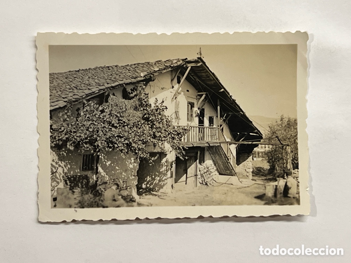 Fotografia antiga: FOTOGRAF&Iacute;A.. un Caserio a las afueras de Bilbao.. (h.1950?) Med&iacute;das: 6 x 8,5 cm.,