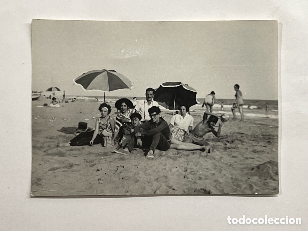 Fotograf&iacute;a antigua: CASTELLDEFELS.. Una jornada de playa en el apeadero. Agosto de 1961
