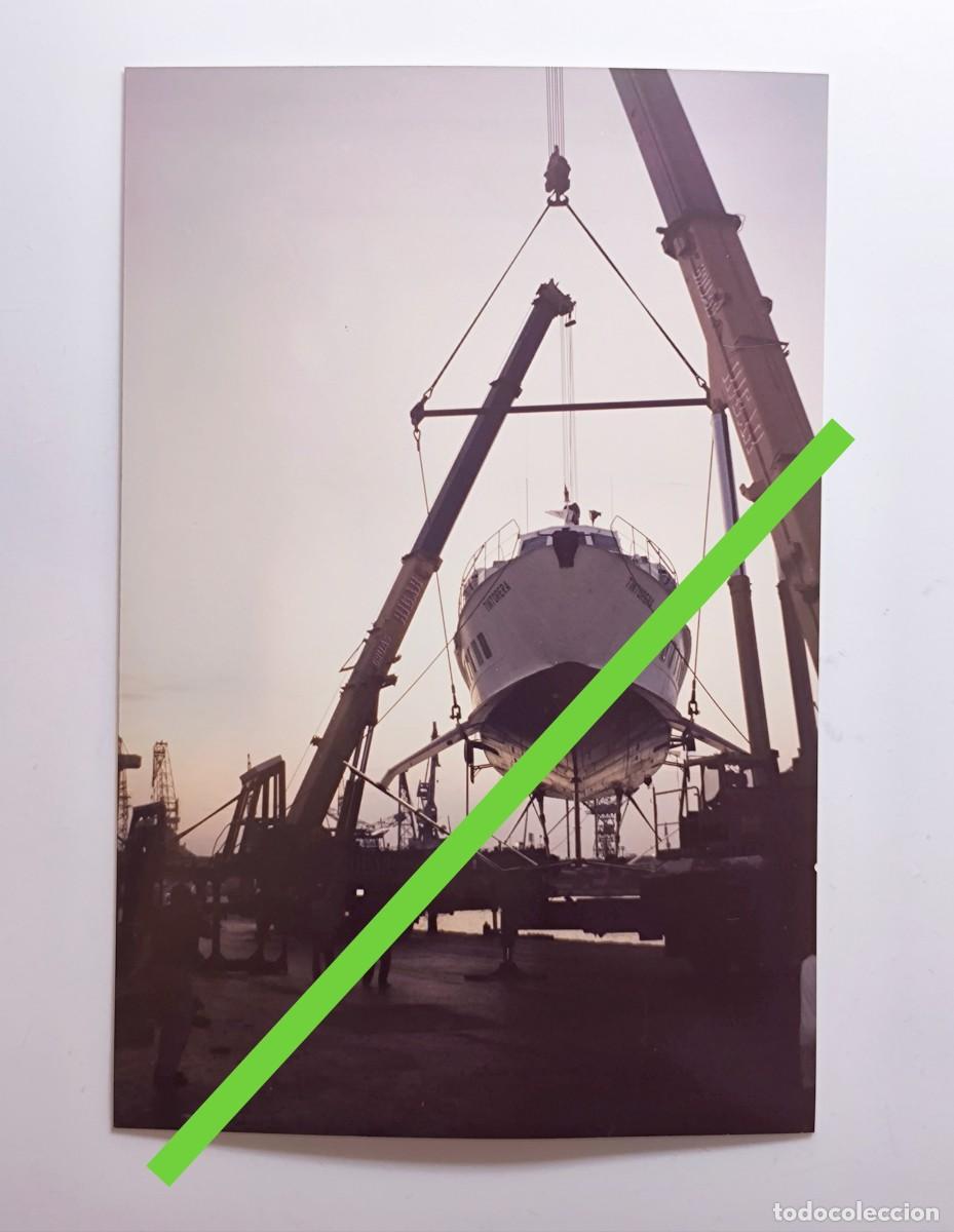 Fotograf&iacute;a antigua: Antigua fotograf&iacute;a. Reparaci&oacute;n Barco de alta velocidad hydrofoil Tintorera Trasmediterr&aacute;nea. A&ntilde;os 90