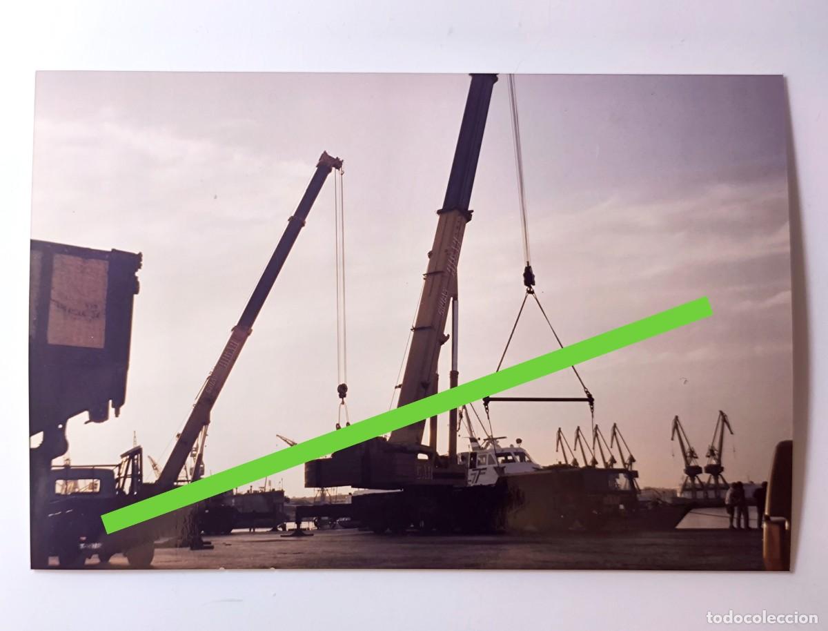 Fotograf&iacute;a antigua: Antigua fotograf&iacute;a. Reparaci&oacute;n Barco de alta velocidad hydrofoil Tintorera Trasmediterr&aacute;nea. A&ntilde;os 90