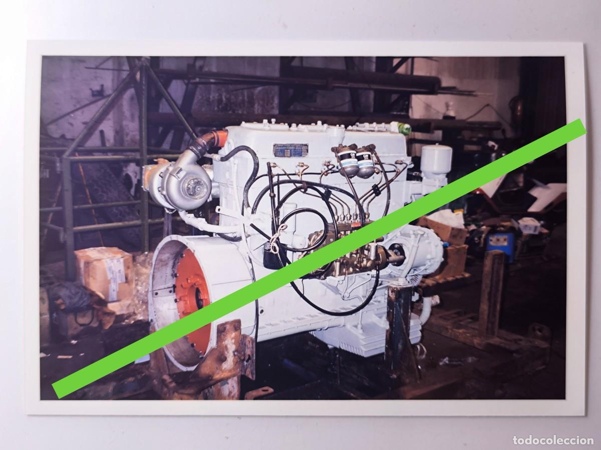 Fotograf&iacute;a antigua: Antigua fotograf&iacute;a. Reparaci&oacute;n motor. Barco carga rodada Cala Galdana. A&ntilde;os 90