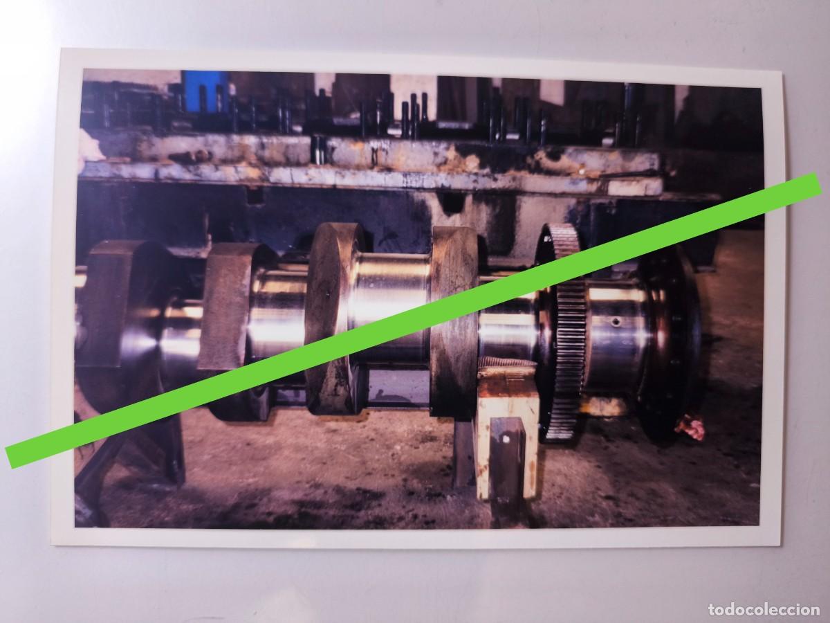 Fotograf&iacute;a antigua: Antigua fotograf&iacute;a. Reparaci&oacute;n motor. Barco carga rodada Cala Galdana. A&ntilde;os 90