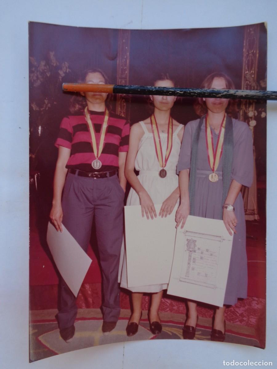 Fotografia antiga: FOTO DE TRES CHICAS EN UNA ENTREGA DE TROFEOS ; DIPLOMA Y MEDALLAS ...... 12,5 X 17,5 CM