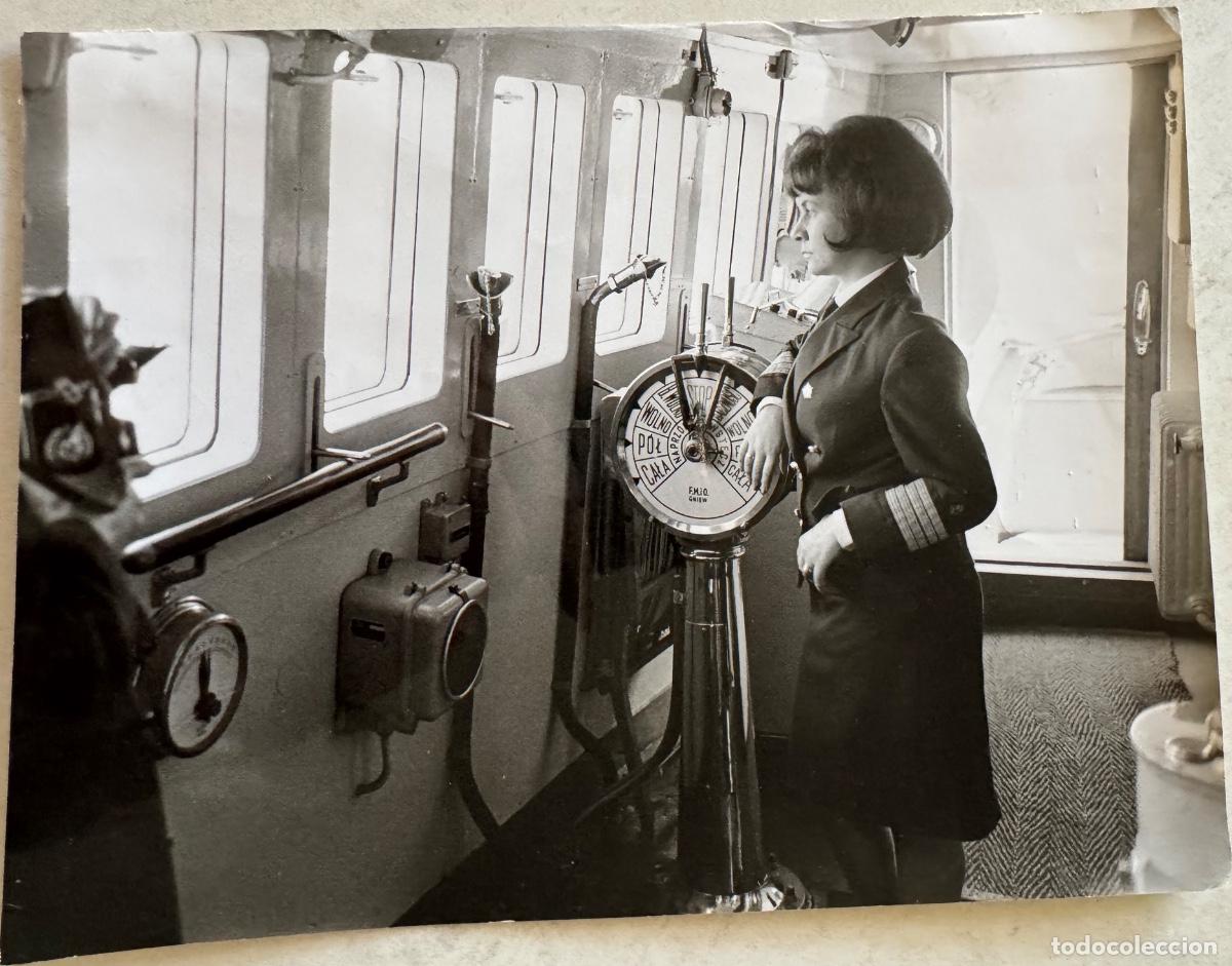 Fotograf&iacute;a antigua: FOTOGRAF&Iacute;A DE LA PRIMERA CAPITANA DE BARCO POLACA - DANUTA KOBYLIŃSKA-WALAS - PUENTE DE MANDO -1965