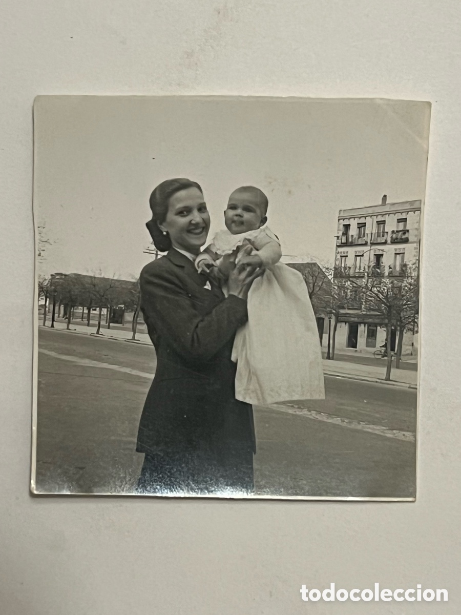 Fotograf&iacute;a antigua: FOTOGRAF&Iacute;A. Mam&aacute; sonriente no muestra su BeBe (h.1930?) Med&iacute;das: 5,5 x 6 cm.