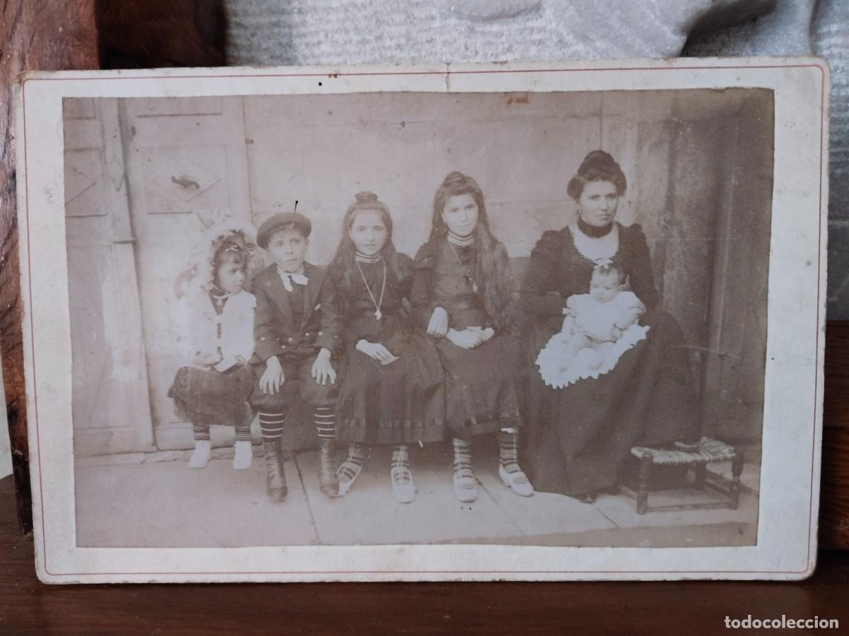 Fotografia antiga: Fotograf&iacute;a madre viuda con 5 hijos. Principios del XX.