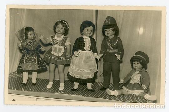 Fotografia antiga: OVIEDO. ASTURIAS. FOTO SIERRA. EXPOSICION DE MU&Ntilde;ECAS. JUGUETE. MARIQUITA. A&Ntilde;OS 40
