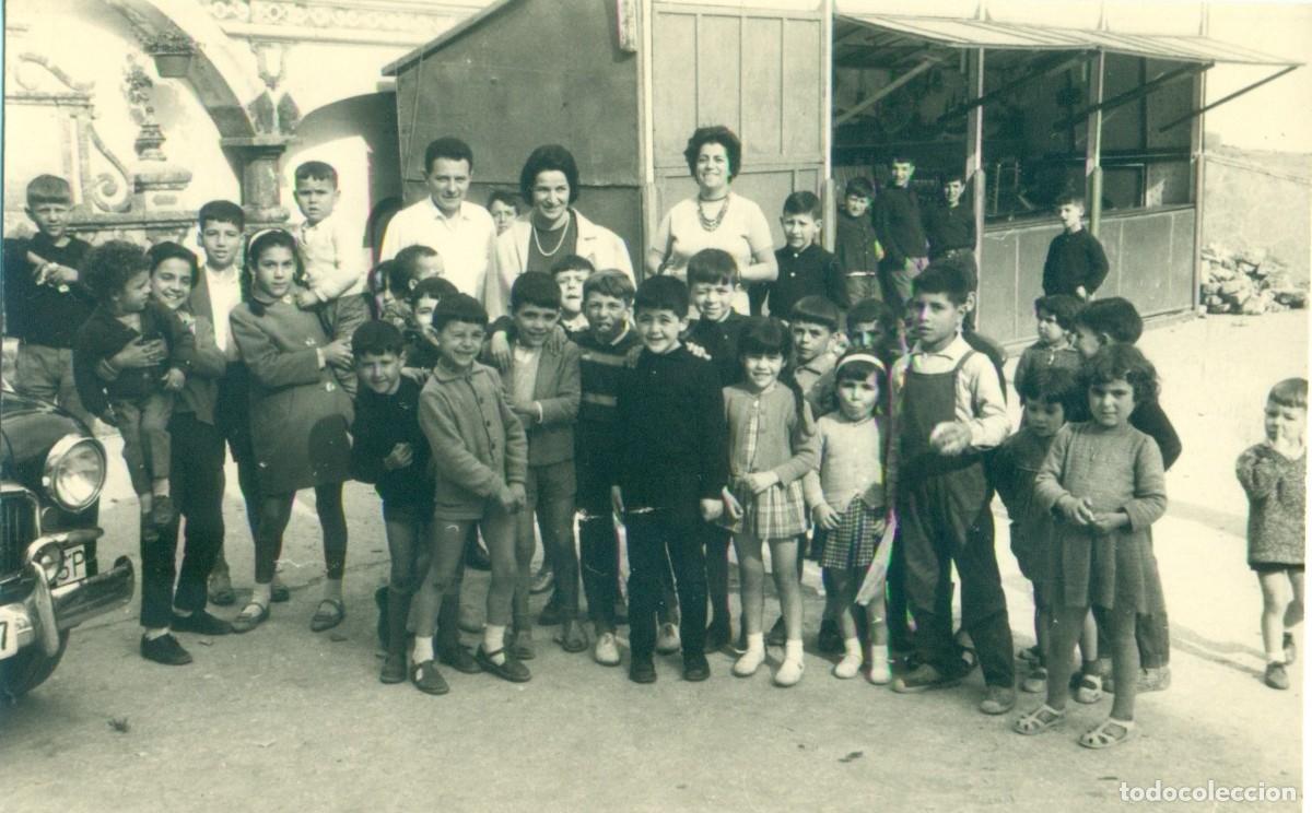 Fotograf&iacute;a antigua: CIUDAD ESPA&Ntilde;OLA A IDENTIFICCAR. GRUPO FESTIVO ANTE FUENTE Y TAXI. HACIA 1950. LOTE DOS FOTOS.
