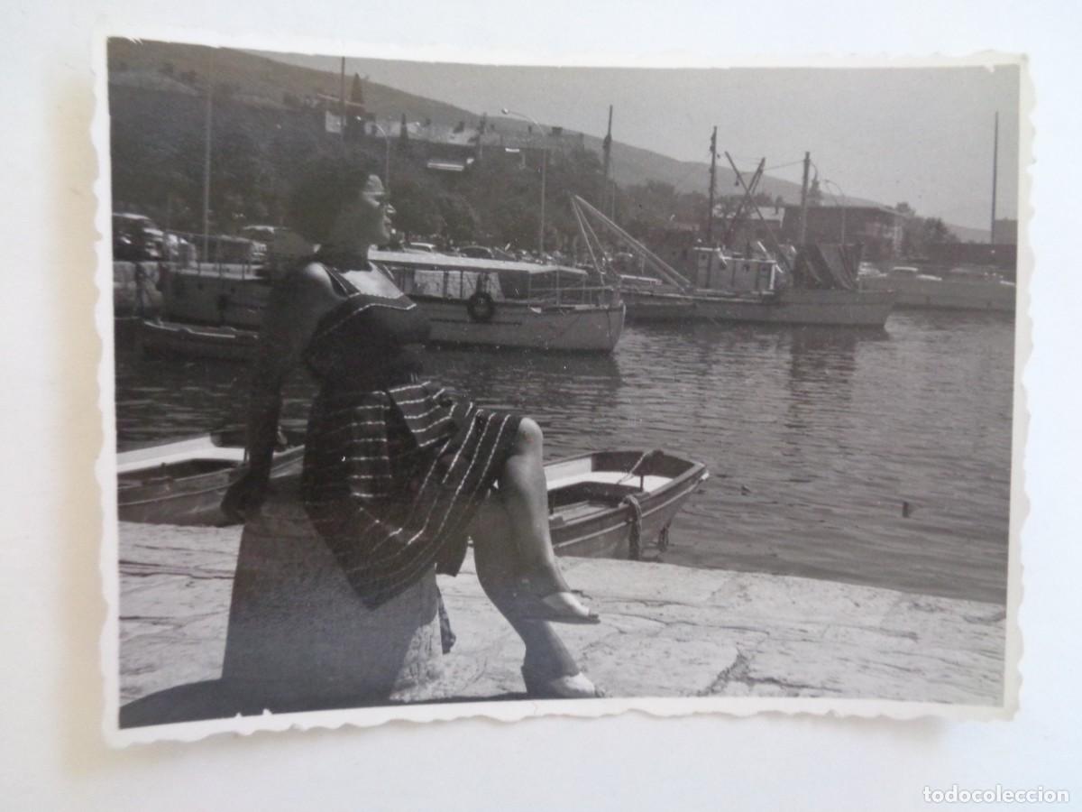 Fotografia antiga: FOTO DE MUJER EN UN PUERTO , BARCOS, ETC