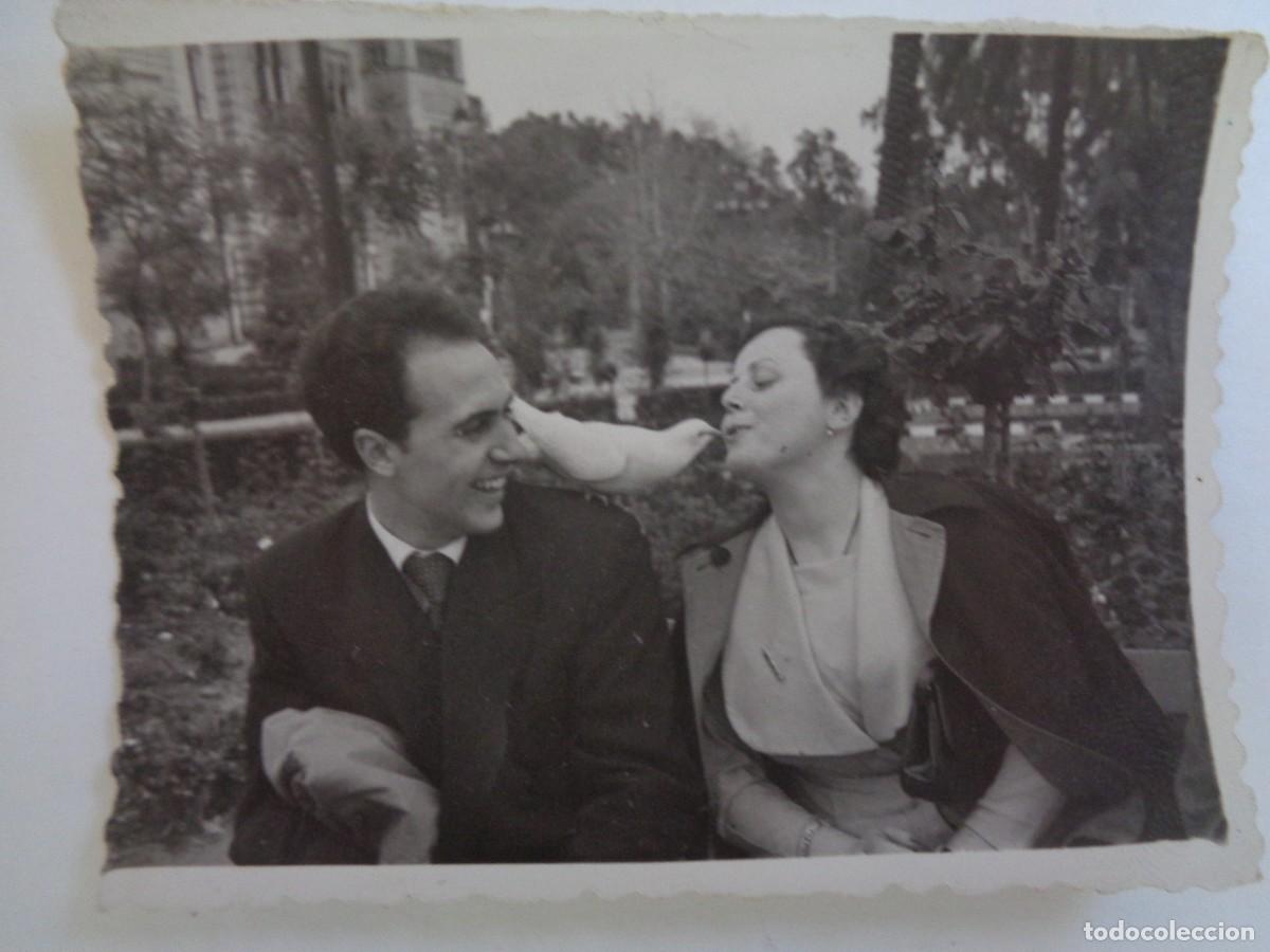 Antique Photography: MINUTERO DEL FOTOGRAFO DEL PARQUE DE MARIA LUISA DE SEVILLA : PAREJA CON PALOMA , 1954