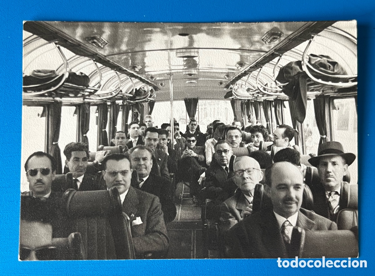 Fotograf&iacute;a antigua: Fotograf&iacute;a antigua en blanco y negro - Personas en autob&uacute;s