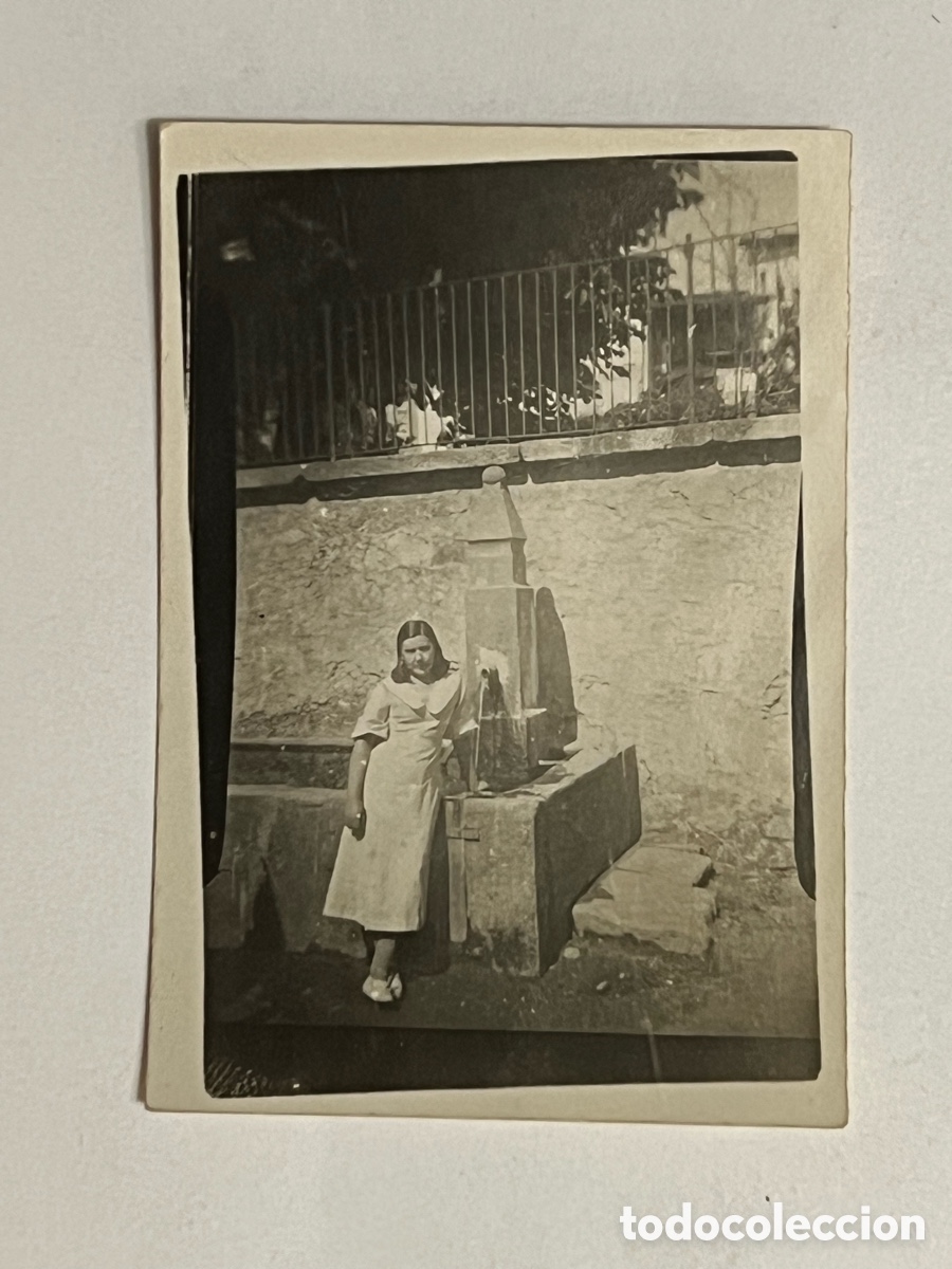 Fotografia antiga: CANDELARIA (Tenerife) Joven en la fuente publica.. Fotograf&iacute;a, Julio de 1933