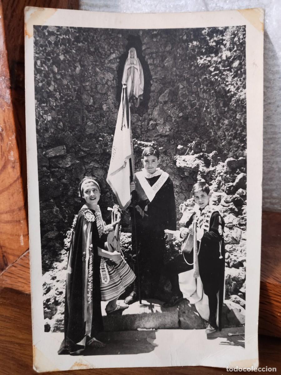 Fotografia antiga: Fotograf&iacute;a a&ntilde;o 1961 de ni&ntilde;os con capa y pend&oacute;n frente a Virgen en Roca.