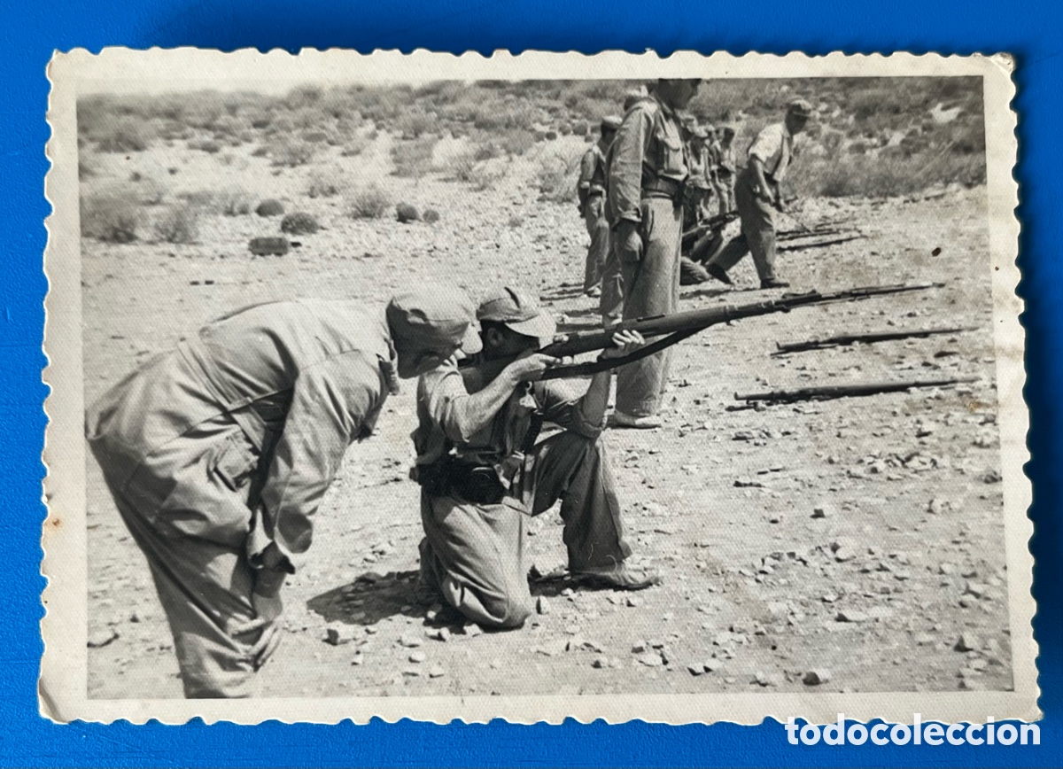 Fotograf&iacute;a antigua: Fotograf&iacute;a antigua en blanco y negro - Militar o servicio militar