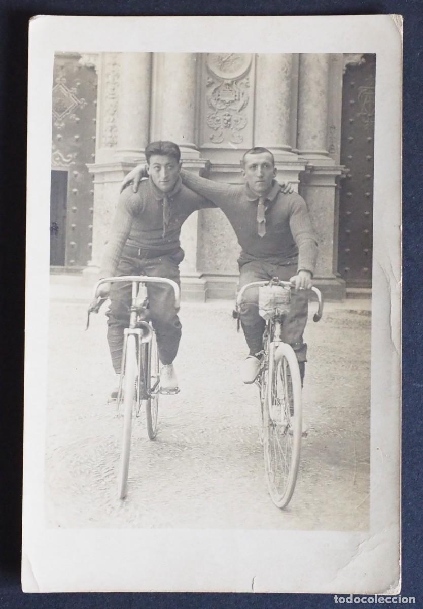 Fotograf&iacute;a antigua: ANTIGUA FOTOGRAF&Iacute;A-POSTAL DE AFICIONADOS AL CICLISMO. MOTSERRAT. BARCELONA