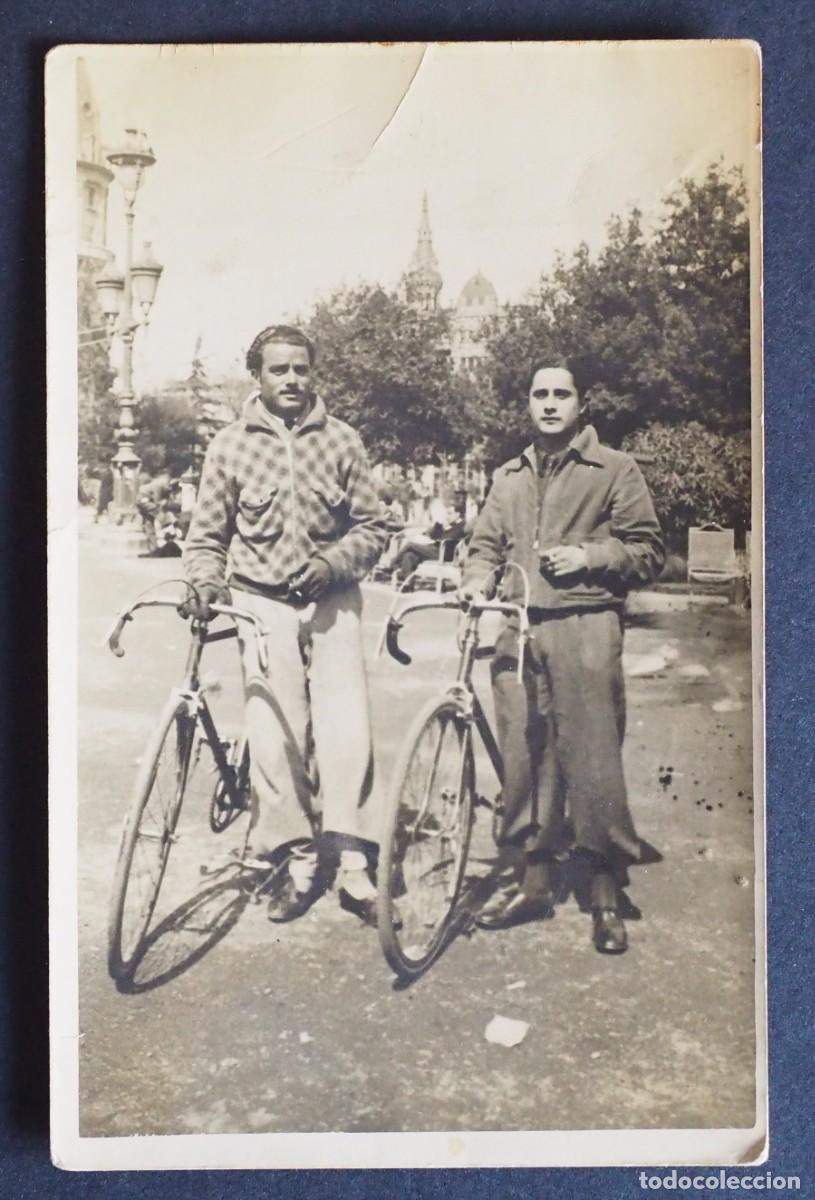 Fotograf&iacute;a antigua: ANTIGUA FOTOGRAF&Iacute;A-POSTAL. PAREJA DE AFICIONADOS AL CICLISMO.