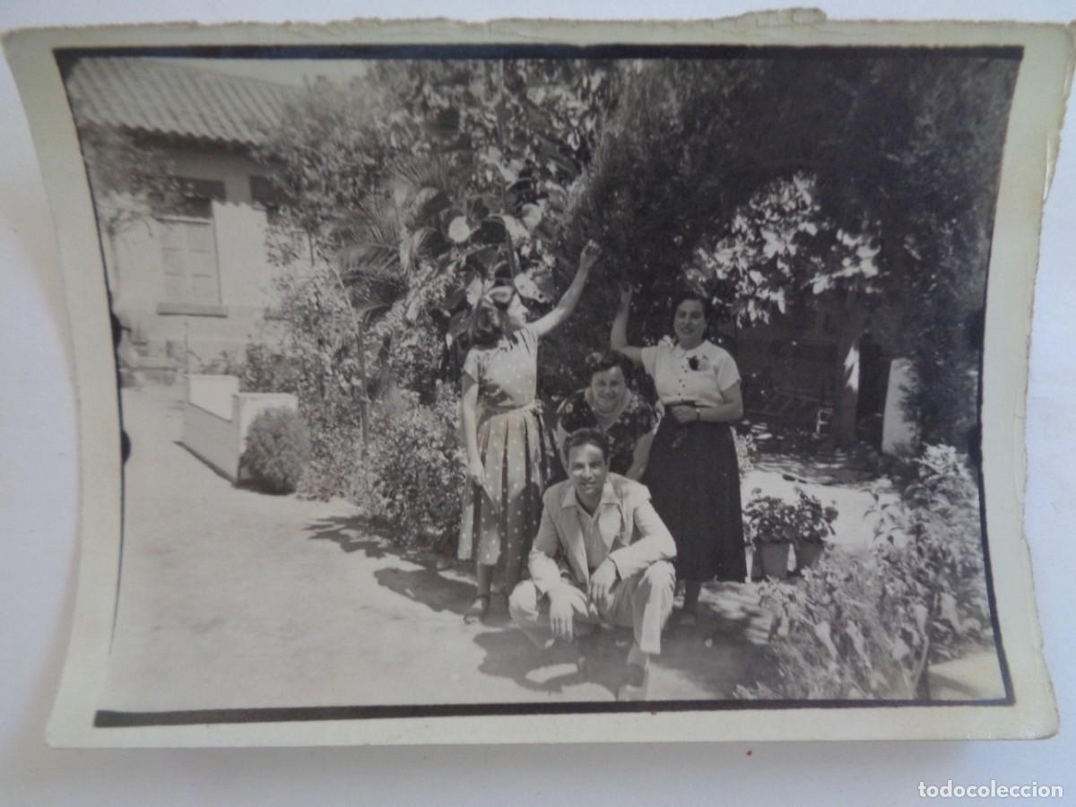Fotografia antiga: FOTO DE GENTE EN EL GRUPO ESCOLAR &acute; JOSE ANTONIO &uml; , 1952 . ALMAGRO ( CIUDAD REAL )