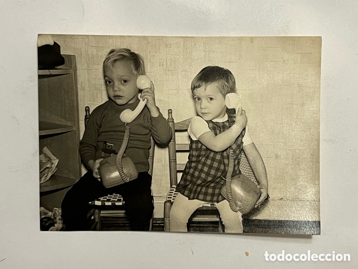 Fotograf&iacute;a antigua: NI&Ntilde;OS. Curiosa fotograf&iacute;a Ni&ntilde;os al tel&eacute;fono&hellip; (h.1960?) Med&iacute;das: 7,5 x 10,5 cm