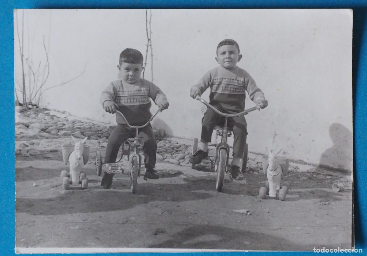 Fotograf&iacute;a antigua: FOTOGRAF&Iacute;A DE NI&Ntilde;OS EN TRICICLO. A&Ntilde;OS 60