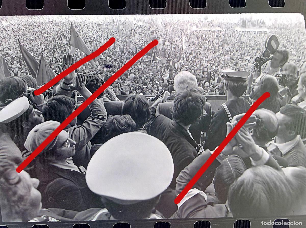 Fotograf&iacute;a antigua: Revoluci&oacute;n de los Claveles Portugal - A Revolu&ccedil;&atilde;o dos Cravos - Negativo de Celuloide - Fotograf&iacute;a