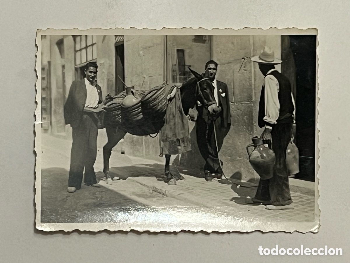 Fotograf&iacute;a antigua: AGUADORES el viejo oficio.. Se&ntilde;or con asno y cantaros de agua.. en alg&uacute;n lugar de Valencia (h.945?)