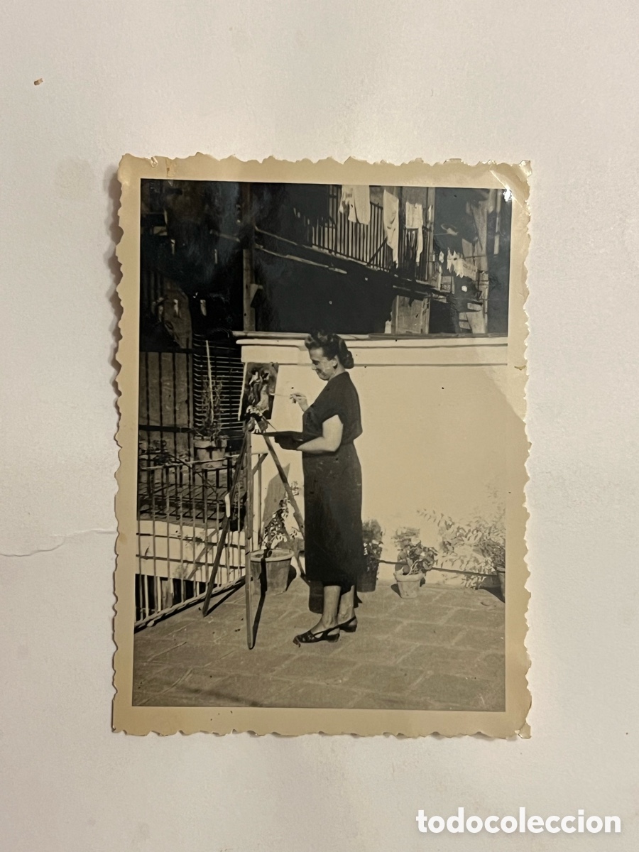 Fotografia antiga: PINTORA Feliz frente al lienzo.. Fotograf&iacute;a antigua (h.1950?) Foto Guzm&aacute;n. Madrid