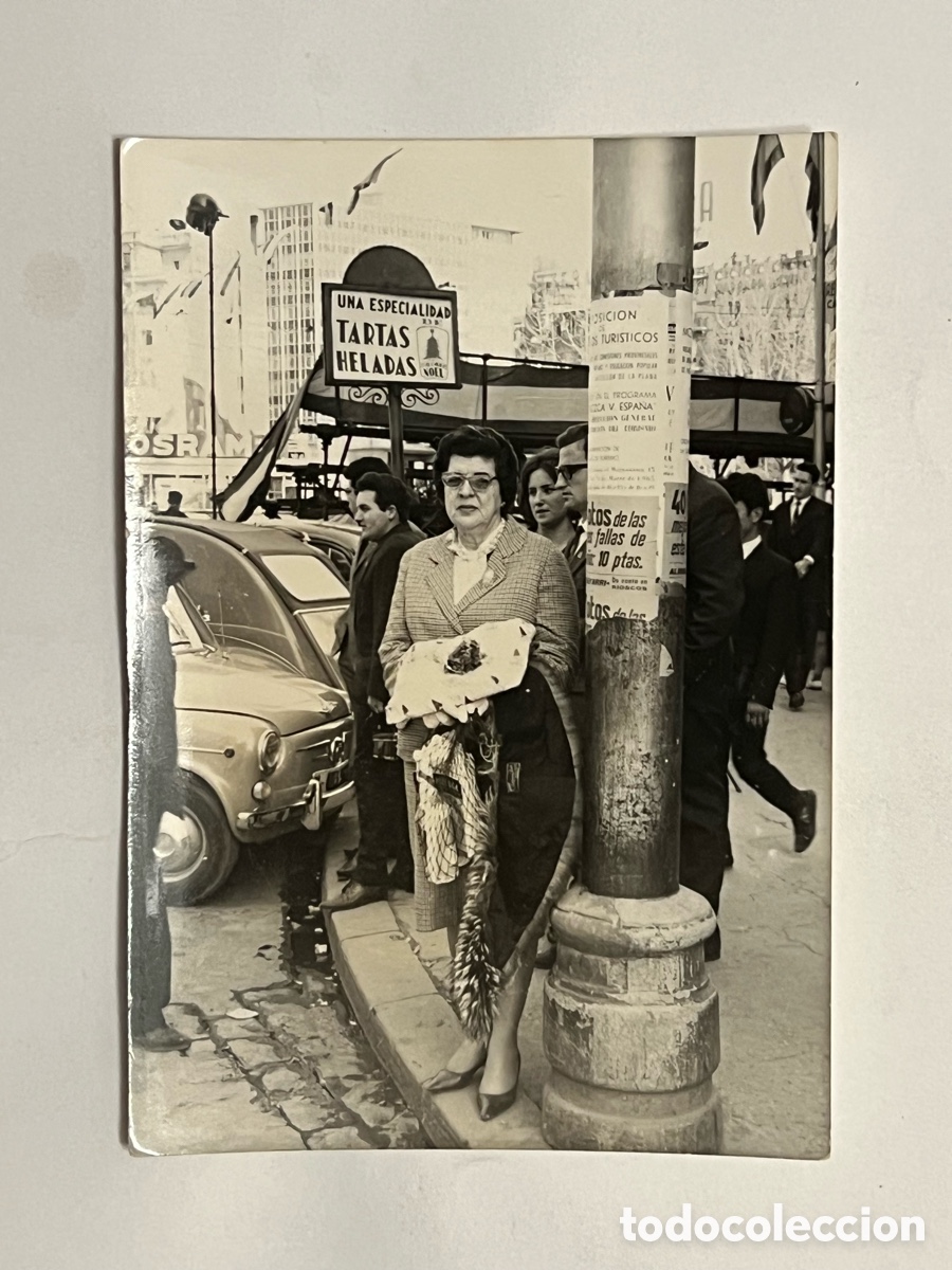 Fotograf&iacute;a antigua: VALENCIA.. Turistas. Publicidad Marquesina Tartas Heladas NOEL.. (h.1970?)