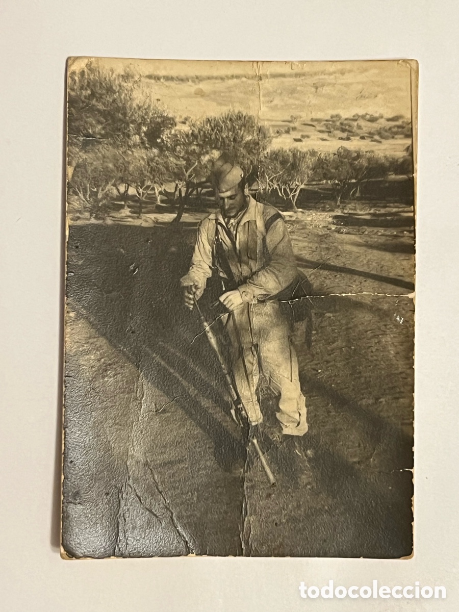 Fotograf&iacute;a antigua: SOLDADO ESPA&Ntilde;OL CON FUSIL.. Fotograf&iacute;a (h.1950?) Med&iacute;das: 7,5 x 10,5 cm.,