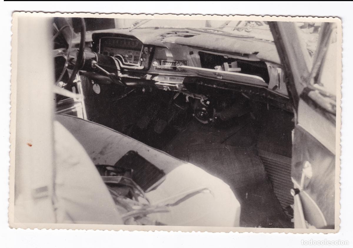 Fotograf&iacute;a antigua: Coche Seat 1500. Antigua fotograf&iacute;a siniestro accidente del coche. Detalle interior y salpicadero.