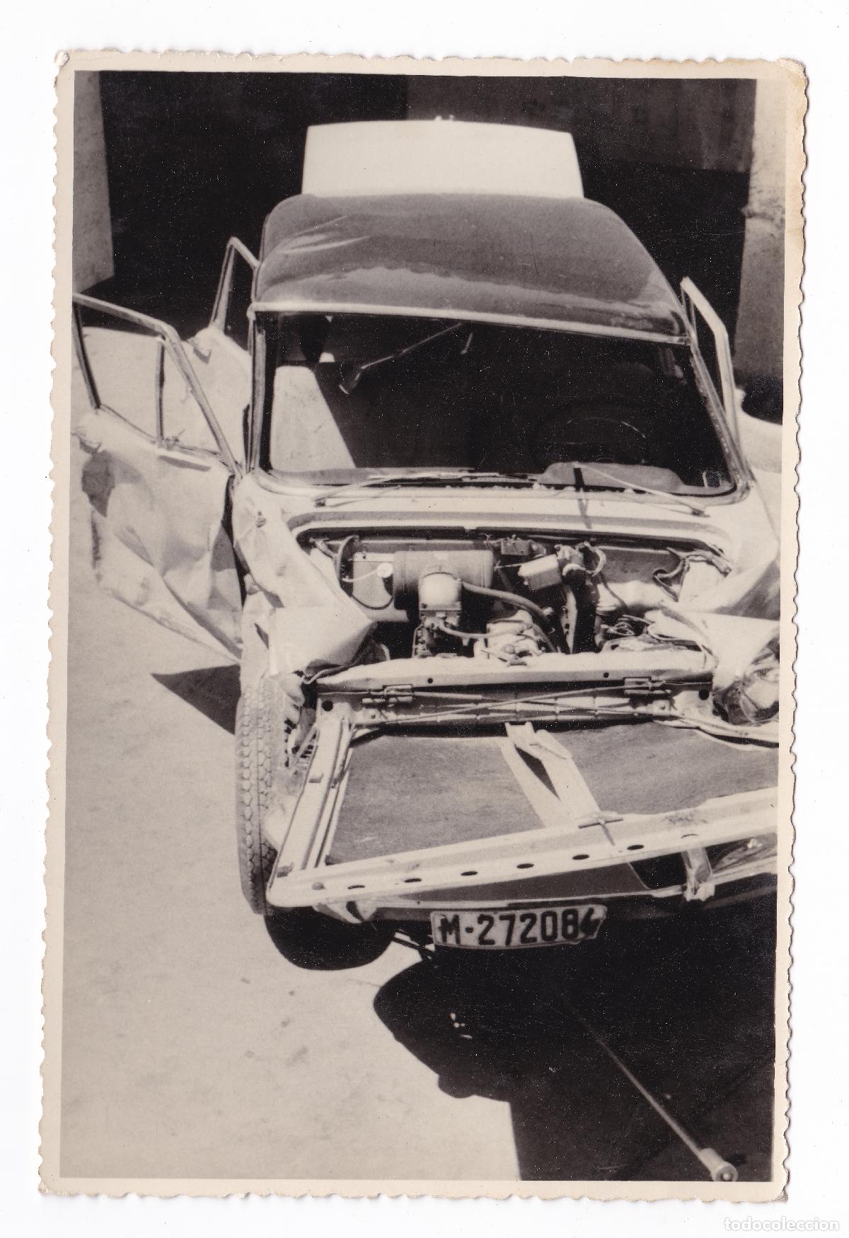 Fotograf&iacute;a antigua: Coche Seat 1500. Antigua fotograf&iacute;a siniestro accidente del coche. Detalle coche de frente y techo.