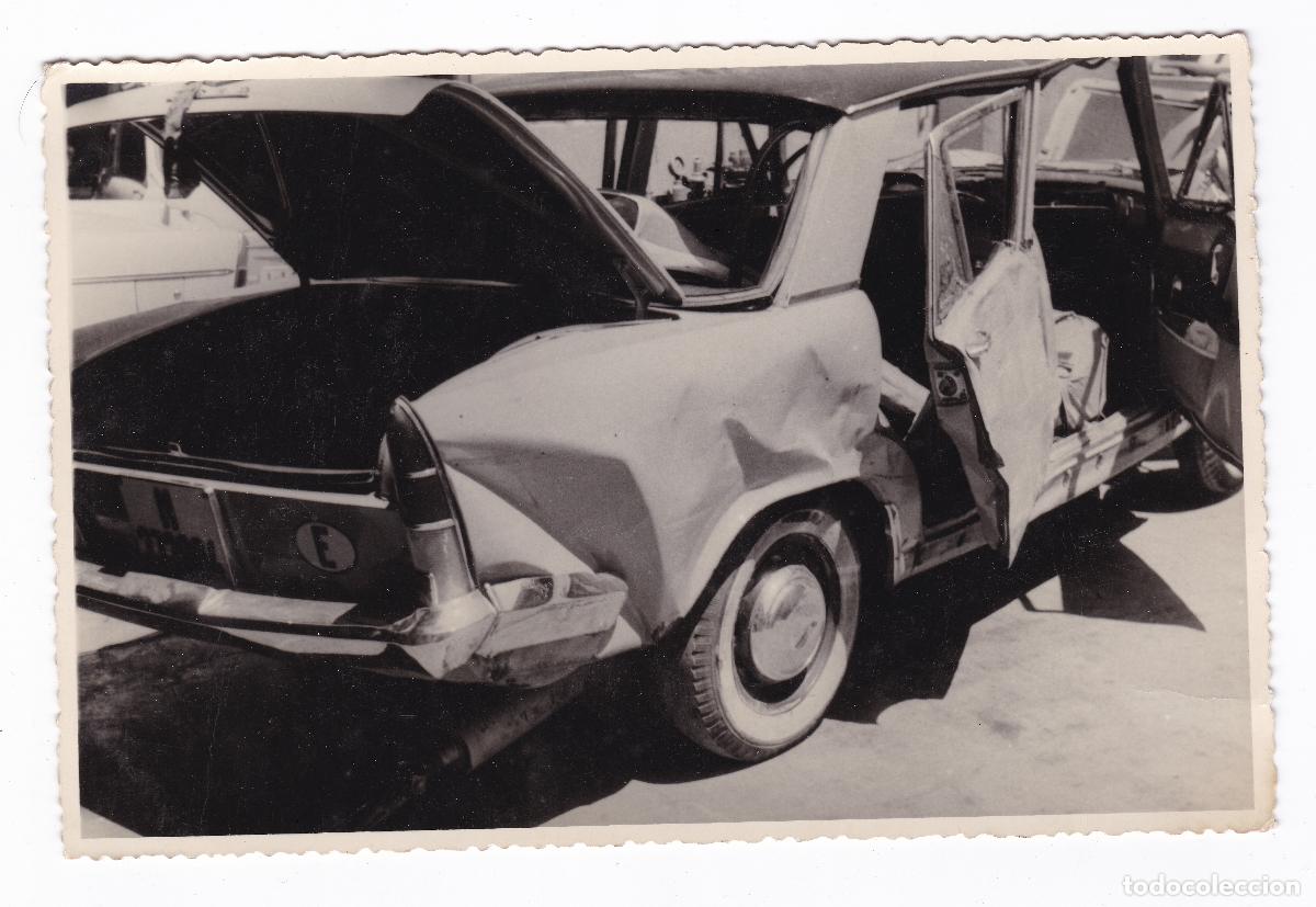 Fotograf&iacute;a antigua: Coche Seat 1500. Antigua fotograf&iacute;a siniestro accidente del coche. Detalle maletero y lateral