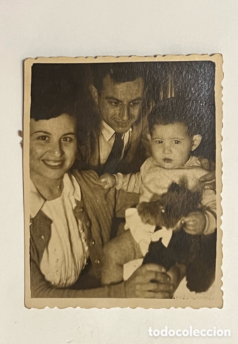 Fotograf&iacute;a antigua: ARANDA DE DUERO (Burgos) Fotograf&iacute;a Muchos besos de los tres (a.1943) Med&iacute;das: 6,5 x 8,5 cm