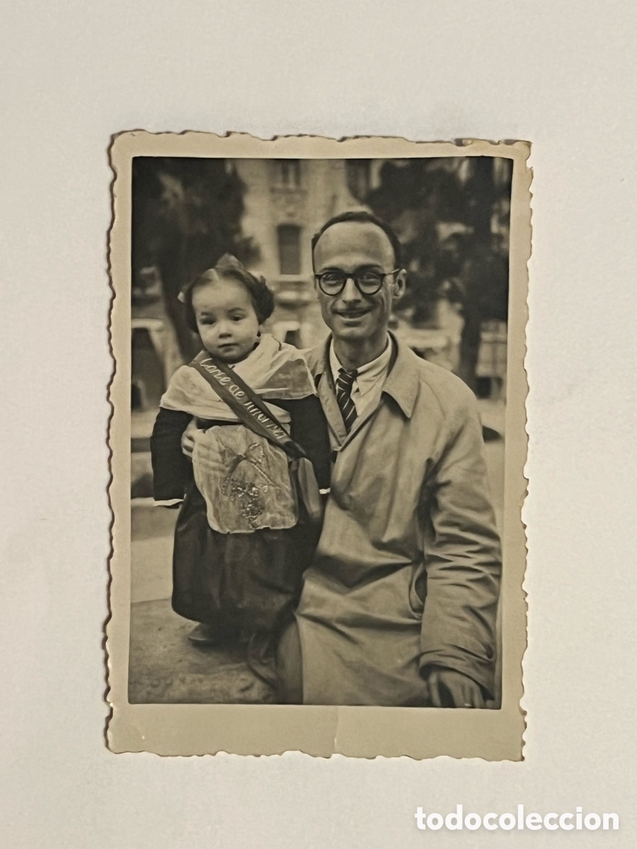 Fotograf&iacute;a antigua: NI&Ntilde;OS Y FALLAS. Feliz Padre con su Fallera en brazos..(h.1945?) Med&iacute;das: 5 x 7,5 cm.,