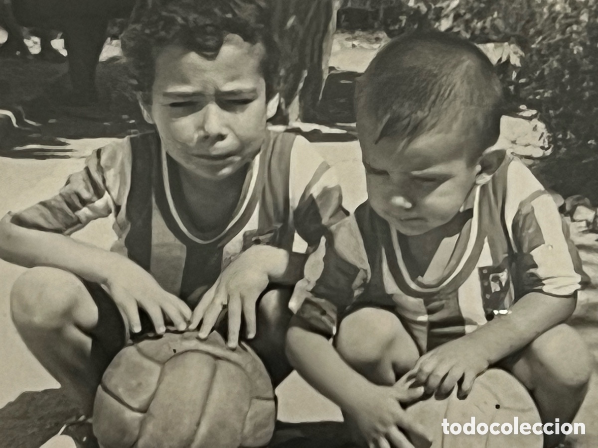 Alte Fotografie: ATL&Eacute;TICO DE MADRID.. Dos jovenes hinchas del Atl&eacute;tico&hellip; (h.1960?) Med&iacute;das: 7,5 x 10,5 cm