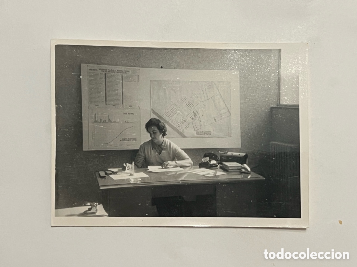 Fotograf&iacute;a antigua: ARQUITECTURA.. Fotograf&iacute;a una joven y emprendedora Arquitecta (h.1960?) Med&iacute;das: 7,5 x 10,5 cm