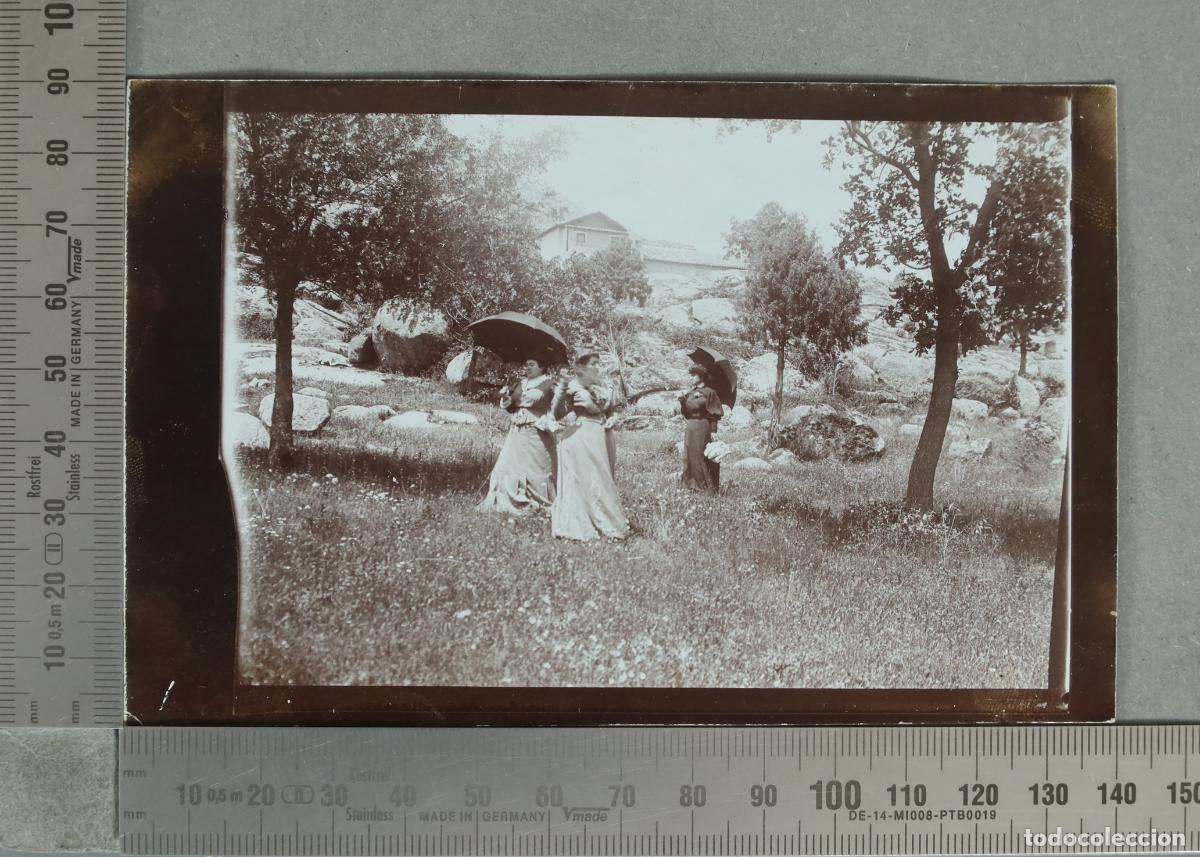 Fotograf&iacute;a antigua: FOTOGRAFIA POSTAL Mujeres paseando con sombrilla en el campo HACIA 1900
